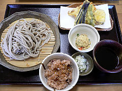 鳩豆うどん天ぷら赤飯付